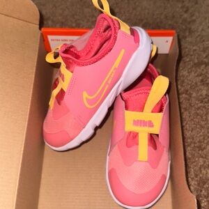 Brand new Nike flex runners, pink size 10 kids